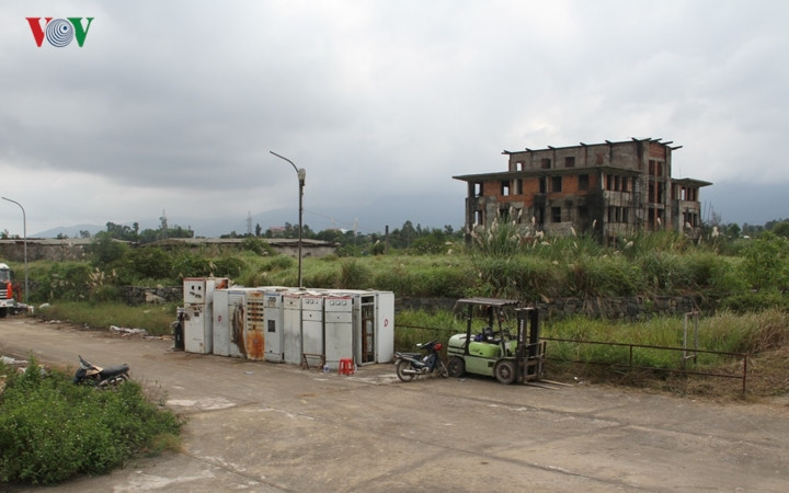 Tuy nhiên, chỉ sau một thời gian ngắn đến cuối năm 2009, chủ đầu tư thông báo cho cán bộ, công nhân làm việc nơi đây tạm dừng thi công một số hạng mục, cho đến khi dự án bị ngừng thi công hoàn toàn.