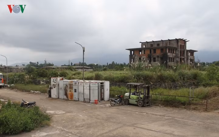 Tuy nhiên, chỉ sau một thời gian ngắn đến cuối năm 2009, chủ đầu tư thông báo cho cán bộ, công nhân làm việc nơi đây tạm dừng thi công một số hạng mục, cho đến khi dự án bị ngừng thi công hoàn toàn.