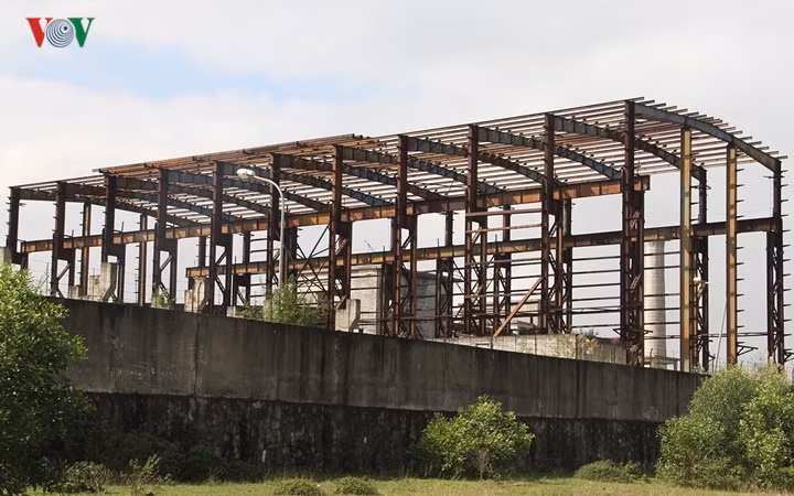 Những hệ thống nhà xưởng, mới chỉ được dựng phần khung sắt chưa hoàn thành cũng dần bị hư hỏng.