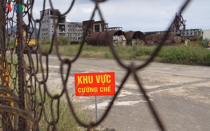 Toàn bộ khu “nghĩa địa” sắt vụn được cưỡng chế, kê biên, thanh lý để các nhà đầu tư, ngân hàng thu hồi vốn từ đống sắt vụn. gân hàng hu hồi vốn từ đống sắt vụn.