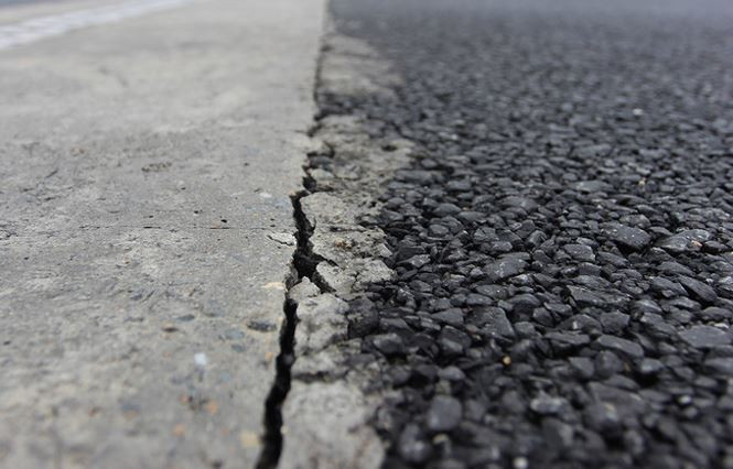 Cách cầu VD07 gần một km, cầu VD06 xuất hiện lún đầu cầu. Công trình thuộc gói thầu 3B 