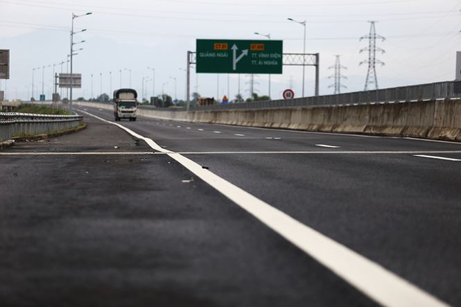 VEC cho rằng quá trình thi công sẽ ảnh hưởng việc đi lại của phương tiện trên cao tốc. Đơn vị rất mong lái xe cảm thông và chia sẻ. “Khi qua các vị trí đang thi công, các lái xe lưu ý giảm tốc độ, quan sát biển báo công trường nhằm đảm bảo tuyệt đối an toàn", VEC đề nghị.