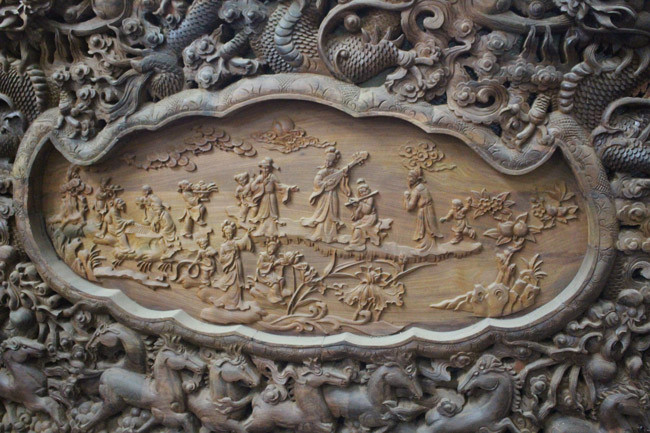 Theo chủ nhân, tất cả các họa tiết, hoa văn trên bộ bàn ghế Đỉnh rồng này đều làm thủ công, không sử dụng bất cứ thiết bị máy móc nào.