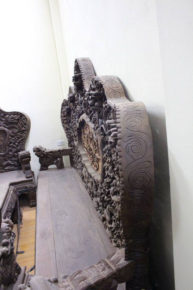 Mặt trên của ghế cũng được khắc họa nhiều chi tiết.