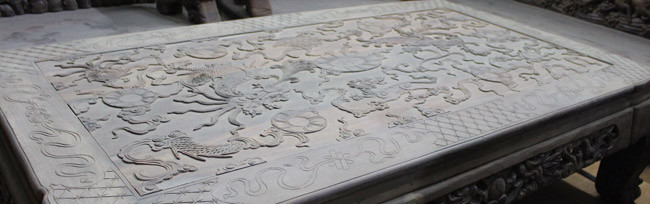 Mặt bàn được chạm khắc một cách tinh xảo.