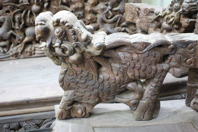 Một tay ghế khác được khắc họa hình rồng.