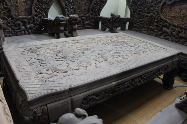 Chiếc bàn có chiều rộng 1,54 mét; dài 2,26 mét. 