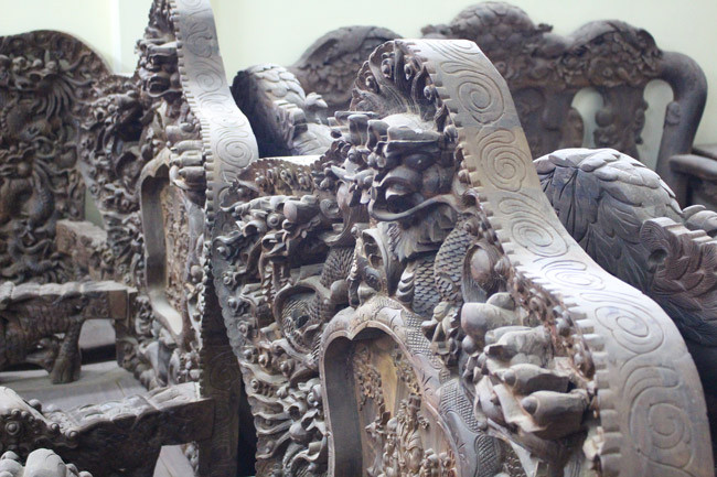 Ngay sau khi bộ bàn ghế hoàn thiện, một đại gia đất Ninh Bình đã trả giá 3,2 tỷ đồng, nhưng chủ nhân vẫn chưa “quyết bán” 