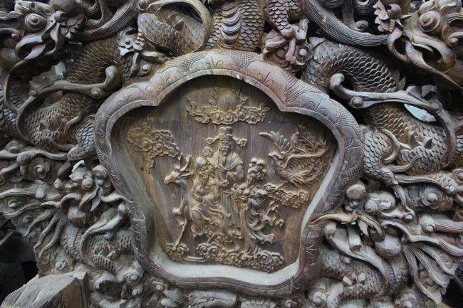 “Để hoàn thiện bộ Đỉnh rồng này, 10 công nhân làm việc liên tục trong hơn 7 tháng trời” - chủ nhân bộ bàn ghế chia sẻ thêm.