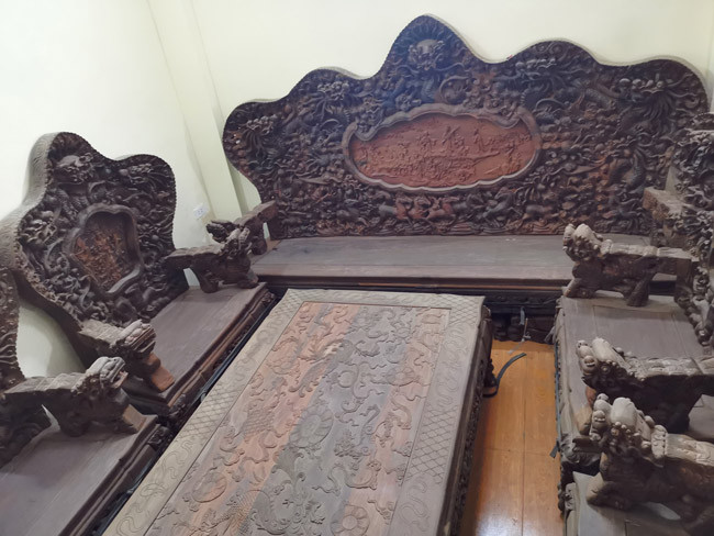  Bộ bàn ghế bằng gỗ trắc nguyên khối do một xưởng tại Thường Tín, Hà Nội sản xuất, được một đại gia trả giá 3,2 tỷ đồng. Chủ xưởng sản xuất bộ bàn ghế này cho biết, đây là loại gỗ trắc nguyên khối và được làm hoàn toàn thủ công. 