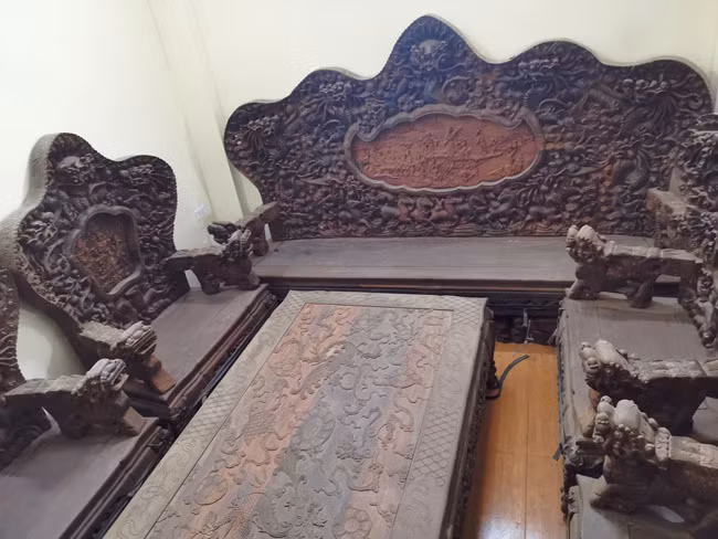  Bộ bàn ghế bằng gỗ trắc nguyên khối do một xưởng tại Thường Tín, Hà Nội sản xuất, được một đại gia trả giá 3,2 tỷ đồng. Chủ xưởng sản xuất bộ bàn ghế này cho biết, đây là loại gỗ trắc nguyên khối và được làm hoàn toàn thủ công. 