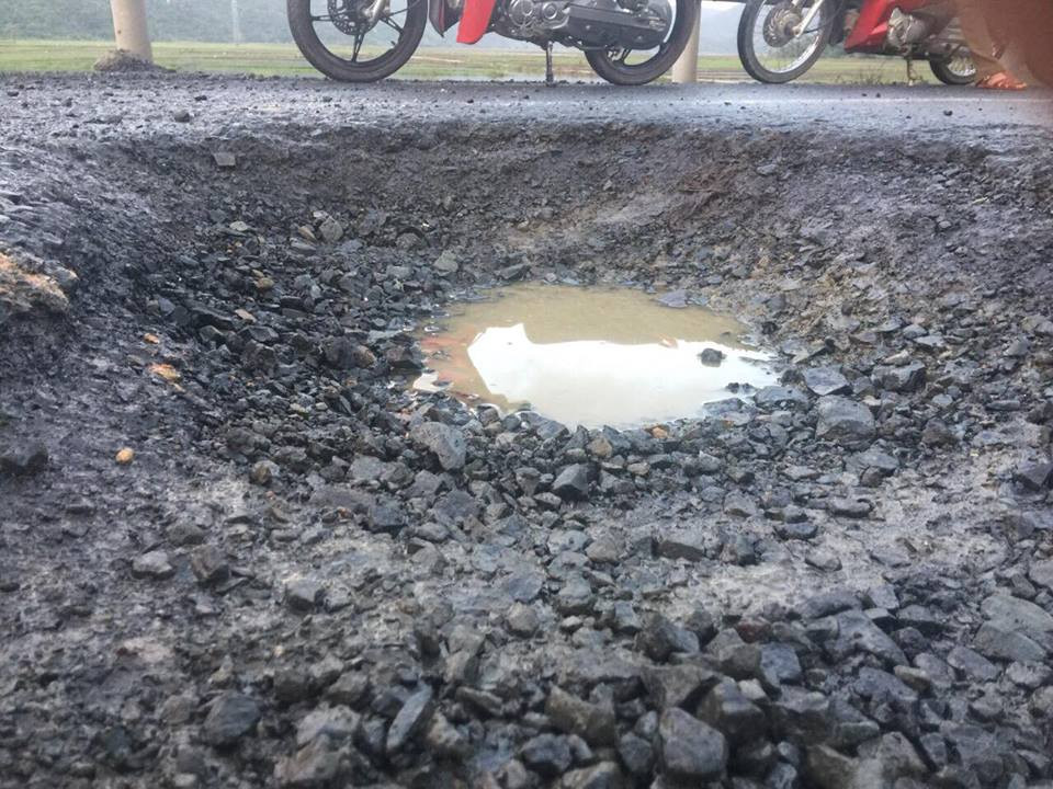 Phú Yên: Tai nạn vì “ổ gà” trên quốc lộ, trách nhiệm thuộc về ai? - Hình 3 Phu Yen: Tai nan vi “o ga” tren quoc lo, trach nhiem thuoc ve ai?-Hinh-3