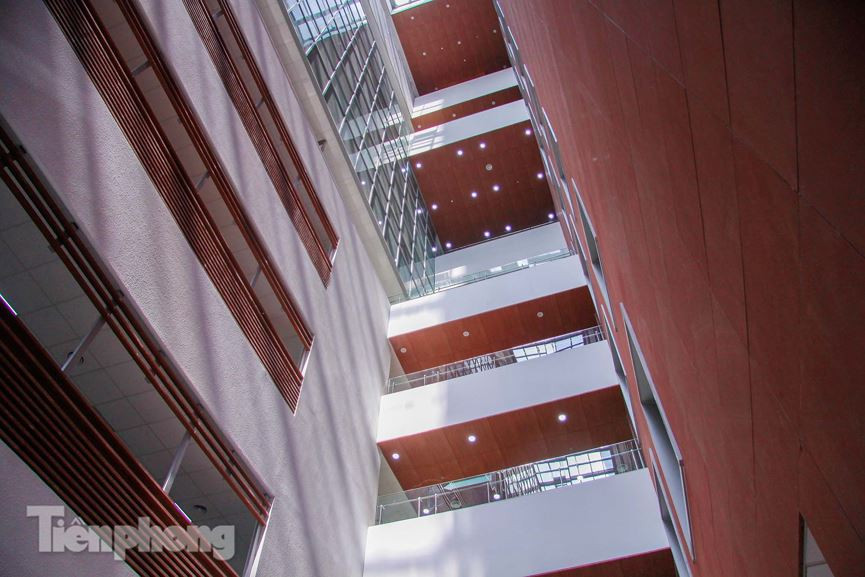 Hệ thống lưu thông thông gió và ánh sáng tự nhiên và tối ưu hóa không gian của quảng trường phía trước, không gian làm việc thuận tiện bên trong mà vẫn thân thiện với môi trường. 