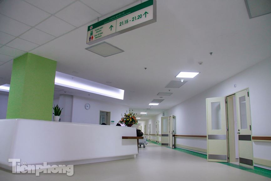 Cụm công trình trung tâm được đầu tư hiện đại với 50 phòng mổ (trước 21 phòng mổ) đạt tiêu chuẩn quốc tế, áp lực dương đảm bảo vô khuẩn, trong đó 5 phòng ghép tạng và 2 phòng mổ hybrid.