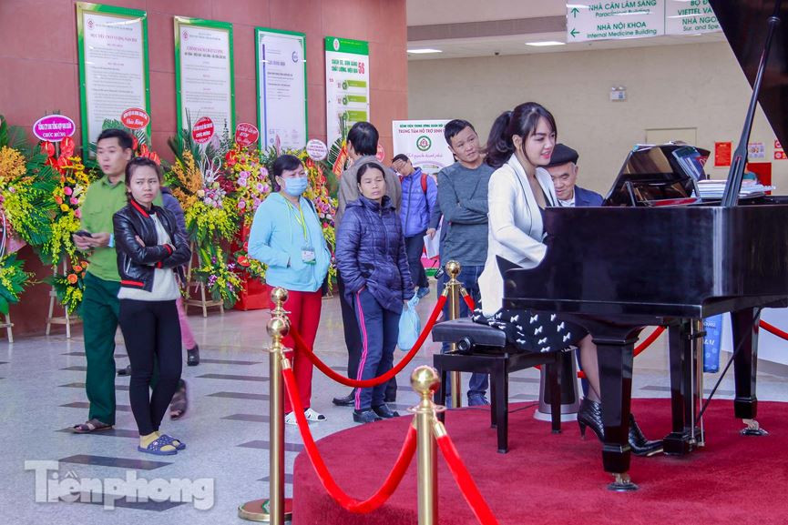 Bước vào ngay trước sảnh là có thể nghe thấy tiếng đàn piano nhẹ nhàng, món ăn tinh thần cho bệnh nhân.