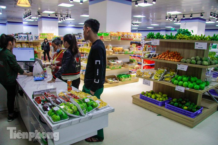 Cụm tòa nhà Trung tâm của Bệnh viện còn cung cấp các dịch vụ tiện ích phục vụ tiện ích cho nhu cầu của người bệnh và người nhà người bệnh như: siêu thị, quán cà phê,... 