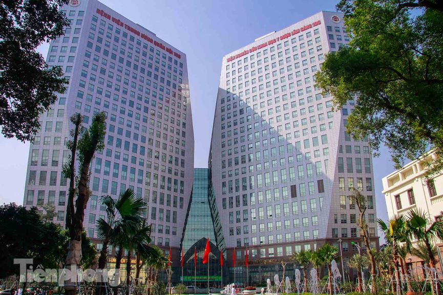 Cụm công trình trung tâm gồm 03 tòa nhà: nhà nội khoa; nhà ngoại khoa, chuyên khoa; nhà kỹ thuật nghiệp vụ cận lâm sang.