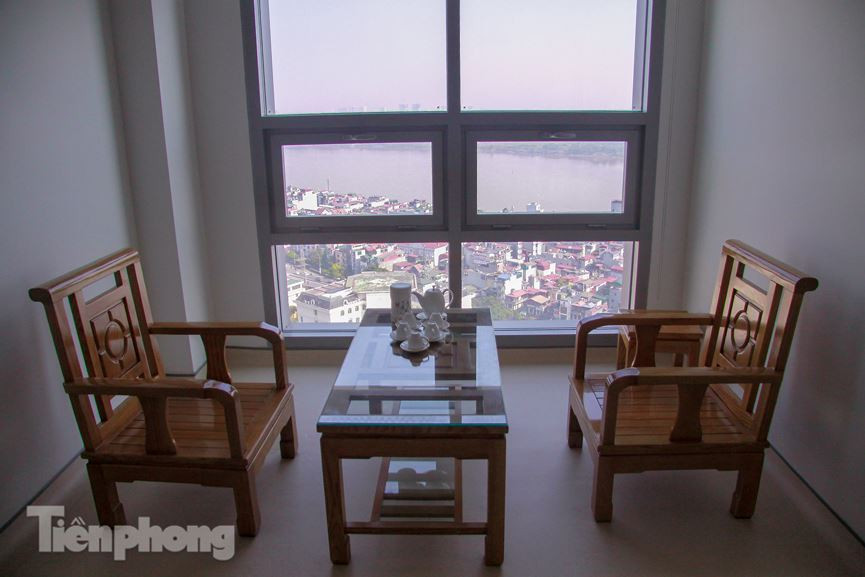 Toàn bộ các phòng phục vụ bệnh nhân đều có "view" đẹp nhìn thành phố. Hơn nữa, bệnh viện trang bị hệ thống đưa khí tươi vào từng phòng, đảm bảo không khí trong lành nhất cho bệnh nhân. 