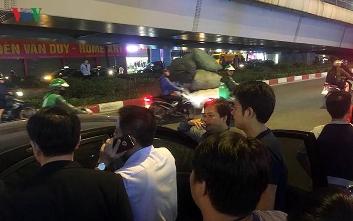 Ngay sau khi sự việc xảy ra, lực lượng Công an phường Trung Hoà (Cầu Giấy, Hà Nội) và lực lượng CSGT đã có mặt đưa người bị nạn đi cấp cứu, phong toả hiện trường để điều tra làm rõ vụ việc.