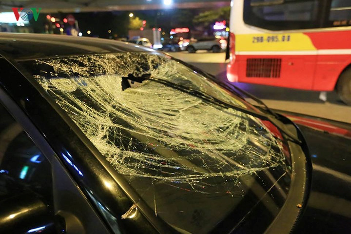 Phần kính chắn gió bị hư hỏng nghiêm trọng sau vụ tai nạn.