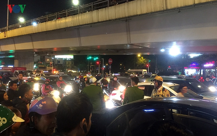 Hậu quả làm 2 bà bầu bị thương và ngất phải chuyển đi cấp cứu. Chiếc ô tô bị hư hỏng nặng, giao thông ùn tắc do nhiều người hiếu kì dừng lại xem.