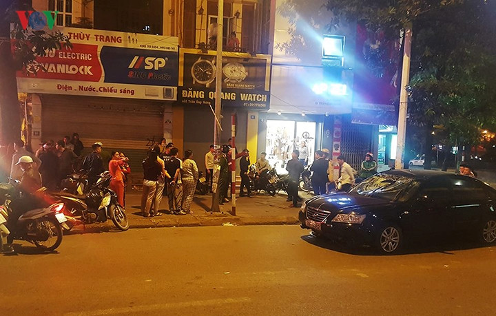 Cụ thể, vào thời gian trên, ô tô Huyndai mang BKS: 31F - 9382 đang đi chuyển trên đường Trần Duy Hưng về Nguyễn Chí Thanh khi đến chân cầu vượt Trần Duy Hưng - Nguyễn Chí Thanh đã húc vào chân cầu, sau đó tiếp tục rồ ga va chạm liên tiếp với 2 xe máy và 1 taxi. Chiếc xe chỉ dừng lại khi cả 2 lốp trước và lốp sau bên trái bị thủng.