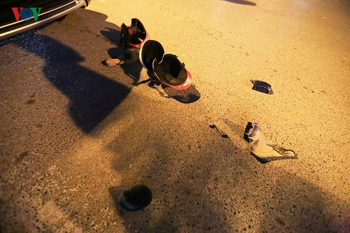 Mũ bảo hiểm của nạn nhân tại hiện trường.