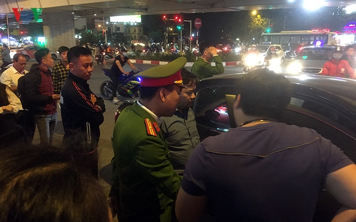 Theo nhân chứng, ngay sau khi gây tai nạn liên hoàn, khi xuống xe tài xế (khoảng hơn 40 tuổi) say xỉn, thản nhiên hút thuốc.