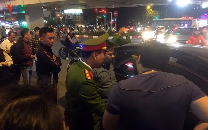 Theo nhân chứng, ngay sau khi gây tai nạn liên hoàn, khi xuống xe tài xế (khoảng hơn 40 tuổi) say xỉn, thản nhiên hút thuốc.