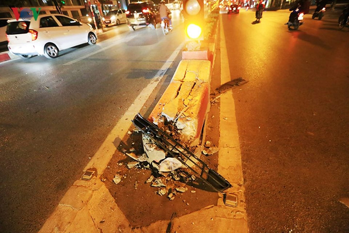 Dải phân cách tại cầu vượt Trần Duy Hưng - Nguyễn Chí Thanh bị hư hỏng sau khi tài xế say xỉn lái xe đâm vào. 