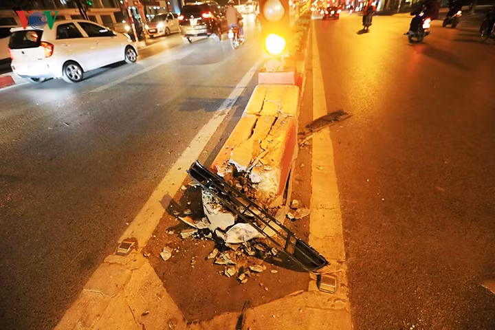 Dải phân cách tại cầu vượt Trần Duy Hưng - Nguyễn Chí Thanh bị hư hỏng sau khi tài xế say xỉn lái xe đâm vào. 
