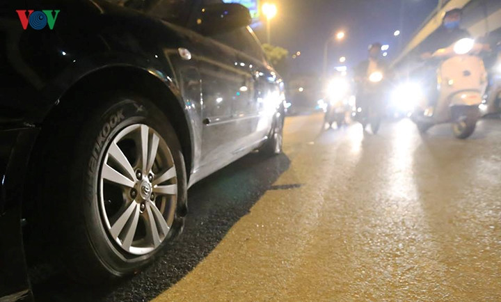 Hai lốp bên trái xe bị thủng.