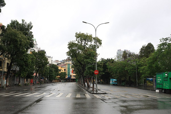 Khác với không khi náo nhiệt thường có, phố Đi bộ Hồ Gươm vắng vẻ, không có người đi lại trong sáng sớm những ngày nghỉ Tết Dương lịch. 