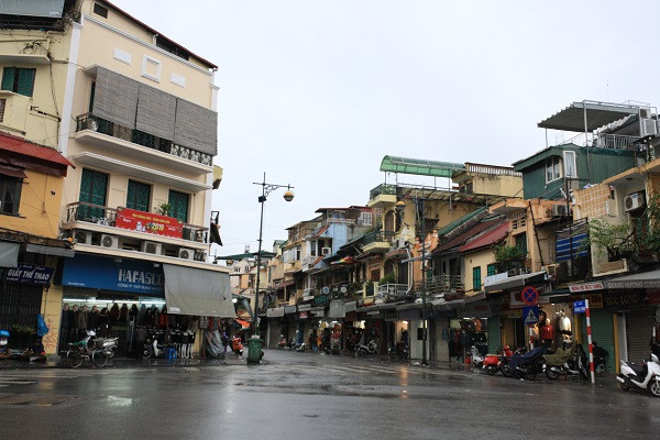 Ngã tư Hàng Đào - Hàng Gai - Cầu Gỗ và Quảng trường Đông Kinh nghĩa thục (Hà Nội) vắng vẻ trong ngày nghỉ Tết Dương lịch. 