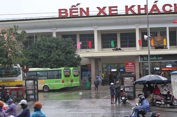 Bến xe Mỹ Đình cũng chỉ lác đác người đón xe về quê ăn Tết Dương lịch. Đa phần, người lao động xa quê đã về từ chiếu 29/12.