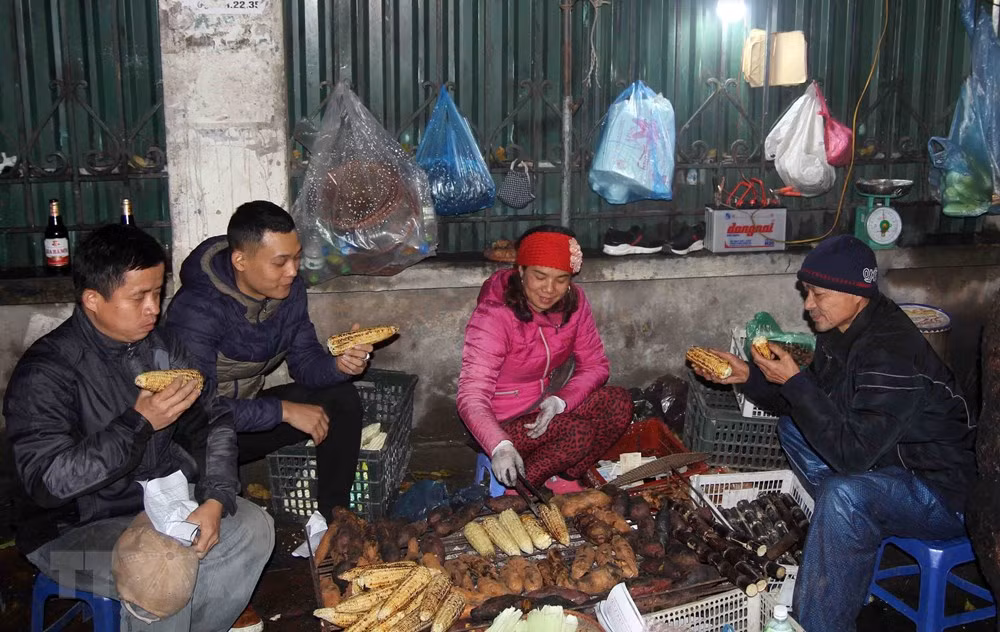 Một quầy hàng bán khoai lang, ngô nướng tại khu vực trường Đại học Bách Khoa Hà Nội thu hút rất đông khách trong những ngày rét đậm này.