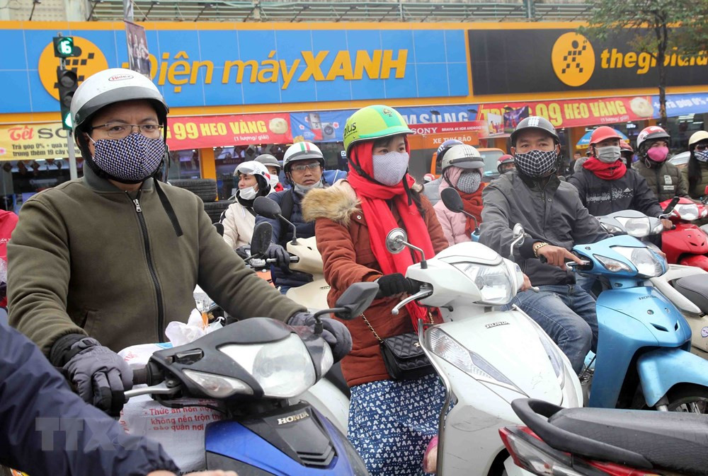 Người dân Hà Nội ra đường đều trang bị cho mình quần áo ấm, quấn khăn, đeo khẩu trang… để chống lại thời tiết lạnh buốt nhất là khi di chuyển bằng xe máy. 