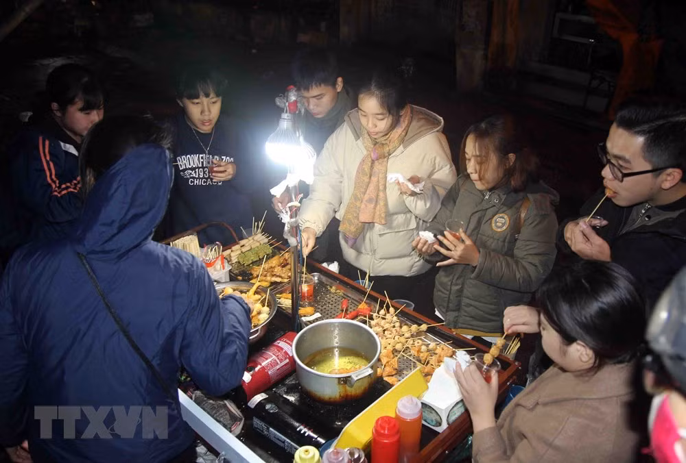 Những hàng ăn nóng tại khu vực trường đại học Bách Khoa Hà Nội thu hút rất đông khách trong những ngày rét đậm này.