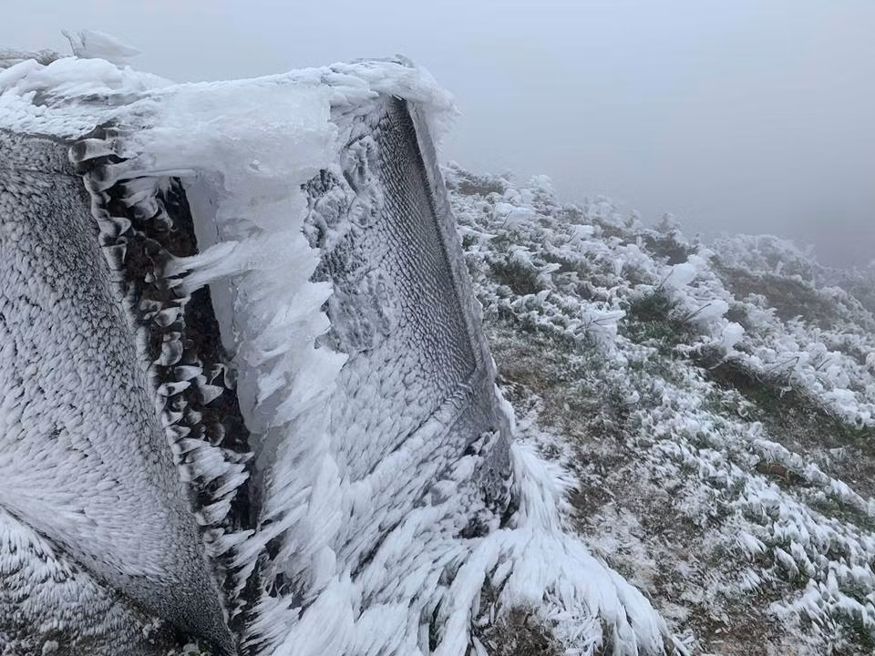 Băng giá phủ kín trên đỉnh Mẫu Sơn, bao trùm toàn bộ tòa nhà, xe cộ và cây cối.