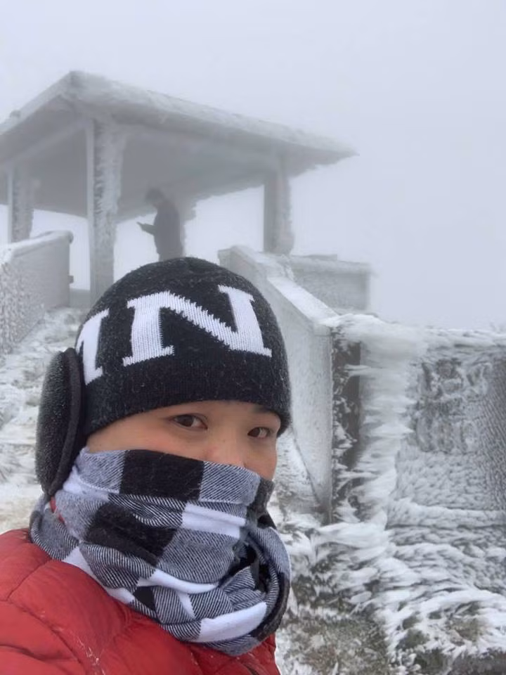 Anh Lê Việt Hùng cho biết, vào sáng nay, lượng băng giá xuất hiện rất nhiều dày đặc hơn sáng 30/12.