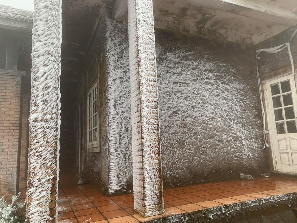 Trên Mẫu Sơn có mưa nhỏ nhưng với nhiệt độ giảm thấp nên nước mưa đọng lại ở tường nhà tạo thành bức tường băng giá rất đẹp.