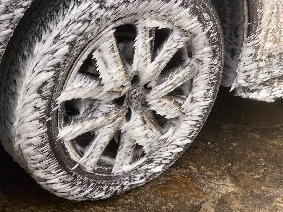 Từ vỏ ngoài xe ô tô đến băng giá bám vào bánh xe.