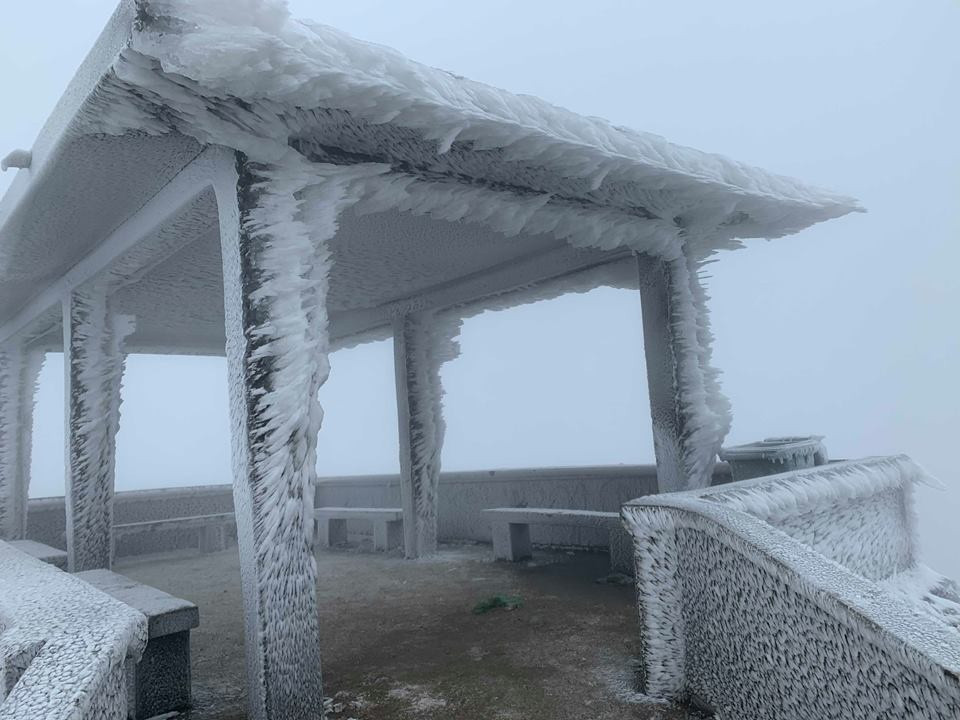 Theo ghi nhận của chúng tôi, vào 7h sáng nay, nhiệt độ ở Mẫu Sơn (Lạng Sơn) tụt xuống âm 1,1 độ C.