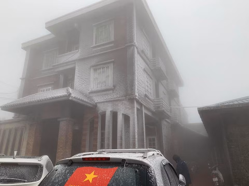 Nhà nghỉ trên Mẫu Sơn bị phủ một lớp băng giá màu trắng khiến nhiều du khách thích thú.