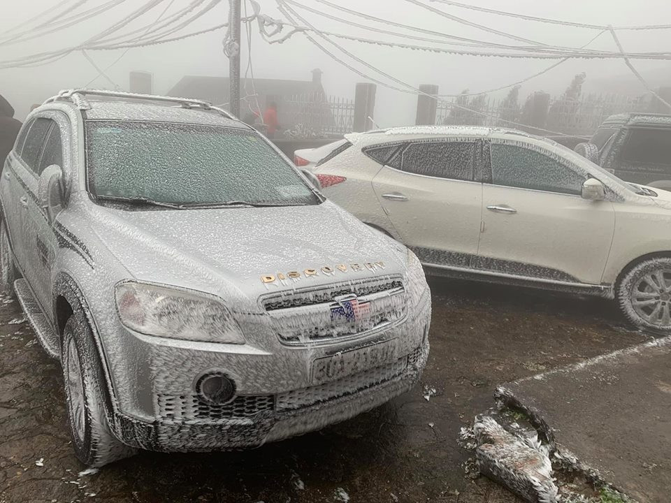 Xe ô tô của du khách bị băng giá bám vào toàn bộ xe