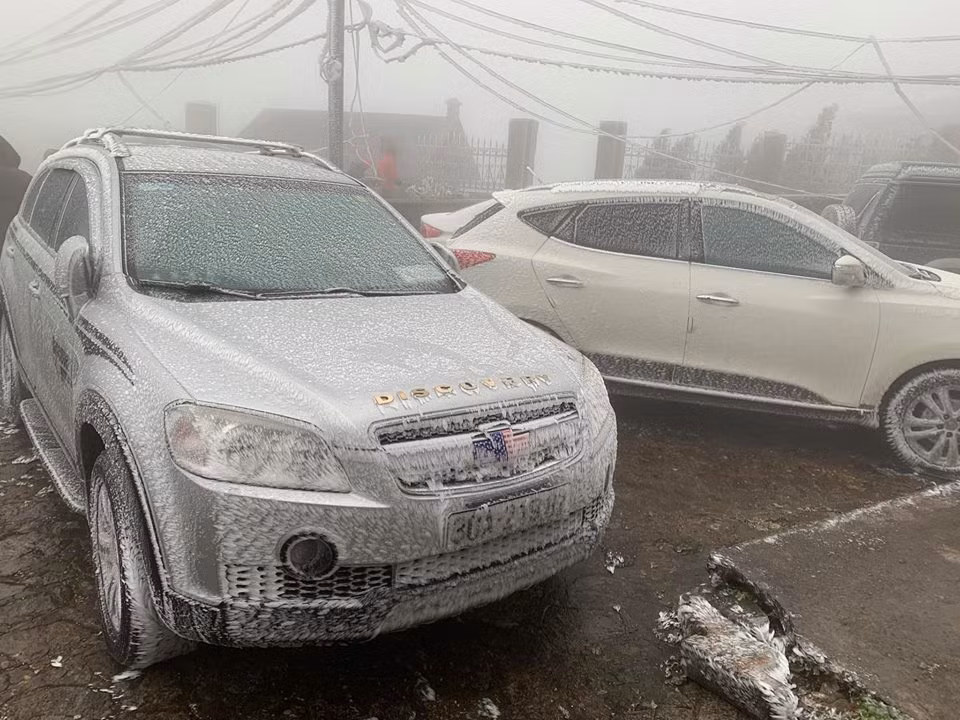 Xe ô tô của du khách bị băng giá bám vào toàn bộ xe