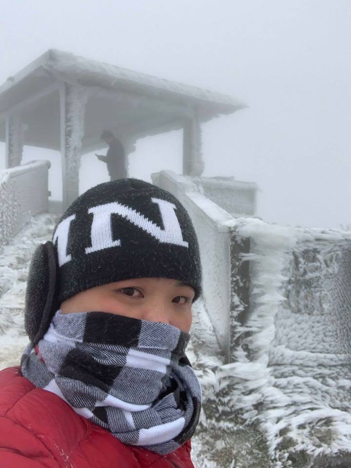 Anh Lê Việt Hùng cho biết, vào sáng nay, lượng băng giá xuất hiện rất nhiều dày đặc hơn sáng 30/12.