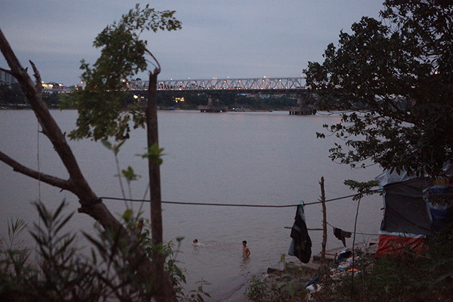 Càng về chiều tối, nhiệt độ càng giảm sâu nhưng nhiều người vẫn thích thú ngâm mình trong dòng nước. 