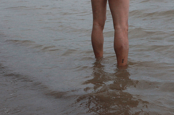 Trước khi xuống tắm, họ khởi động những động tác cơ bản làm ấm người như chạy bộ ven sông.