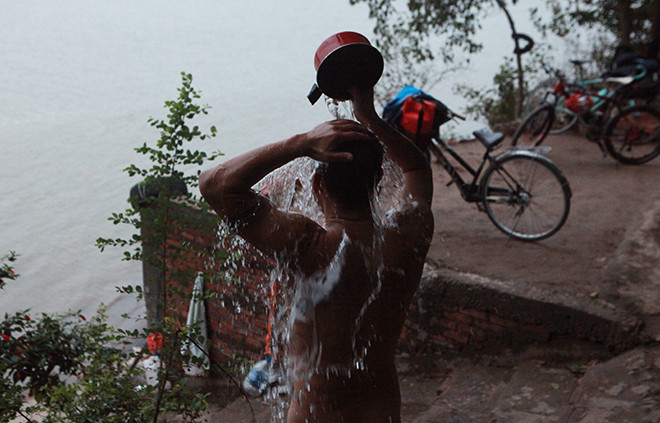 Sau khi bơi, lội thỏa thích, họ dội qua một lần nước…